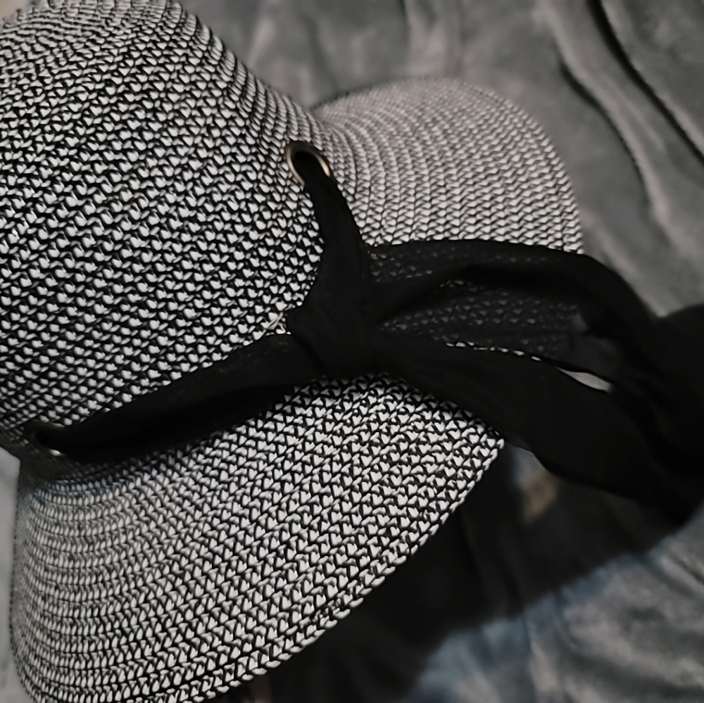 Beach hat - Picture 2 of 3